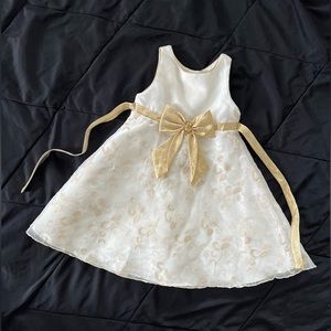 Girls Size 4 formal party dress
Gold Detail Pattern
Gold Bow
